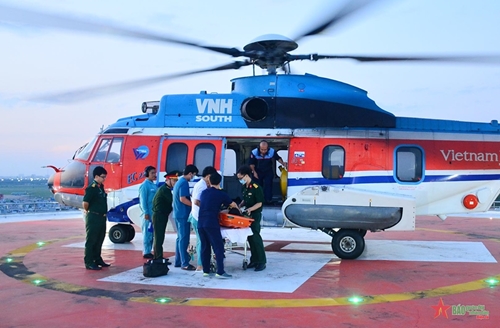 Bệnh viện Quân y 175 phối hợp Binh đoàn 18 đưa bệnh nhân từ đảo Song Tử Tây về đất liền điều trị